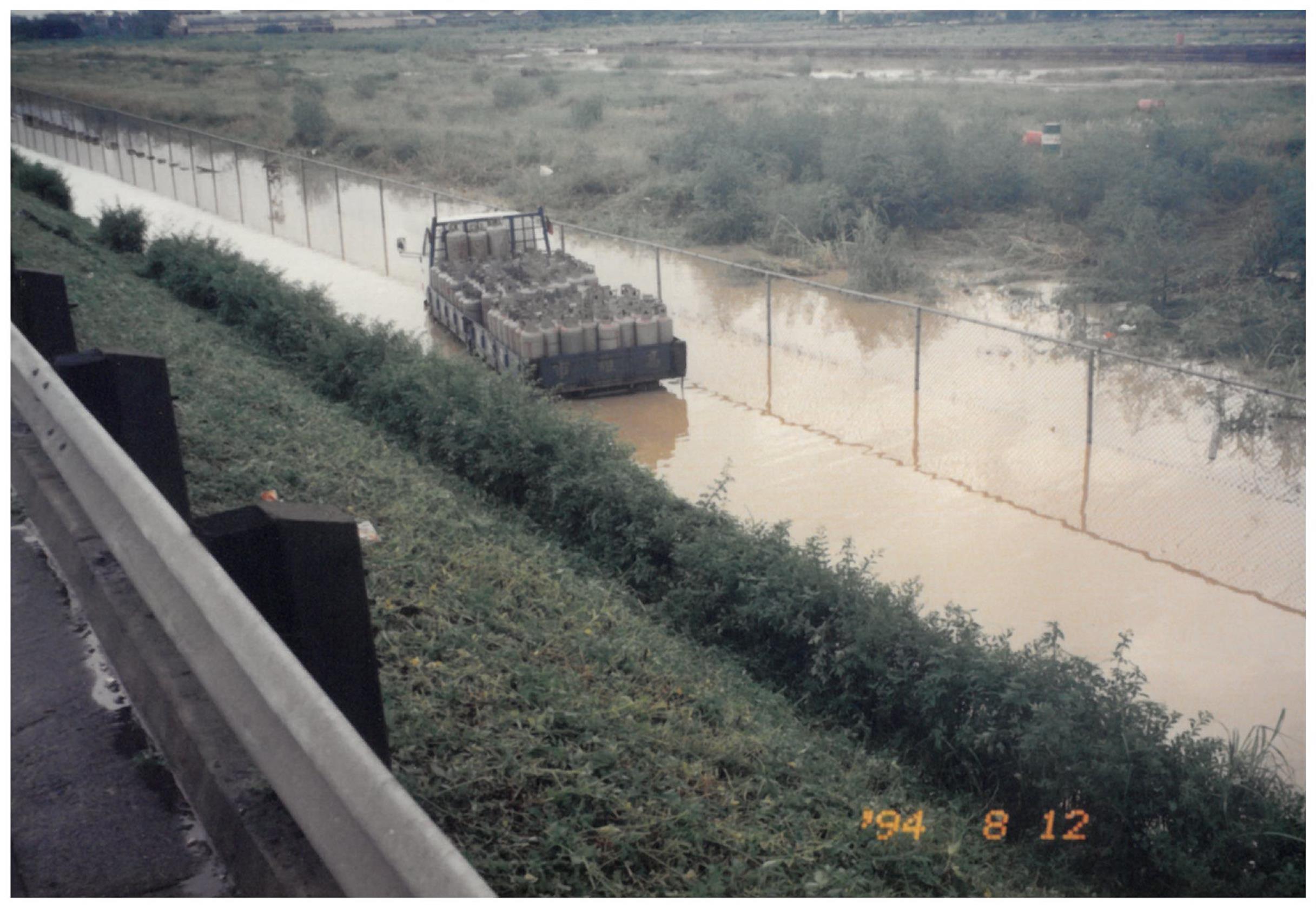 貨車彷彿水上孤舟